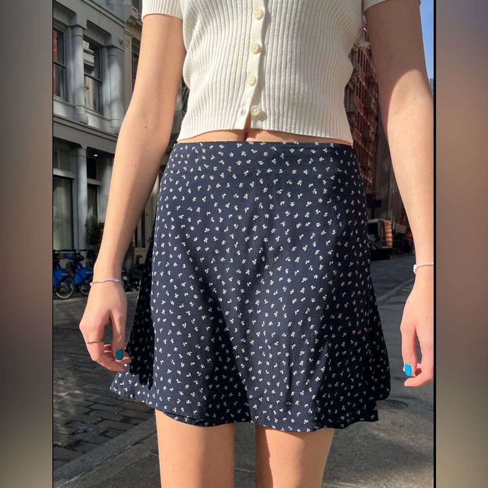 Brandy Melville Genevieve Wrap Skirt Navy Floral Sz 28 NWT Made In Italy